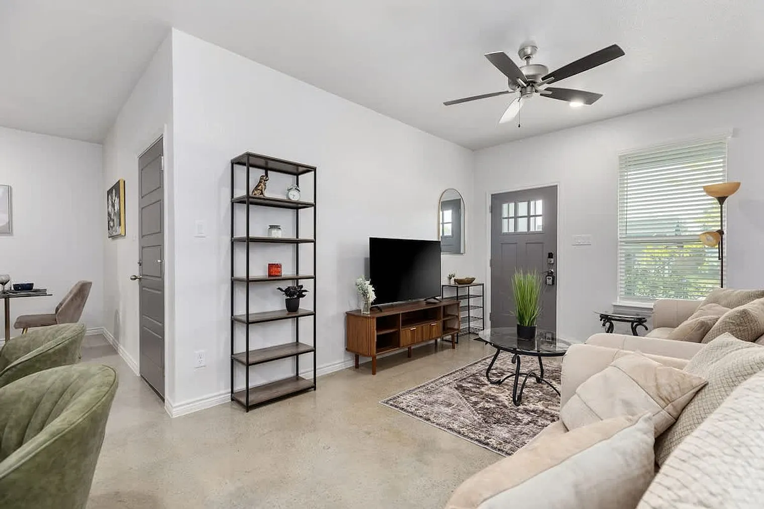 3 bed, 2.0 bath, 1194 sqft, $4,664 — Photo 4