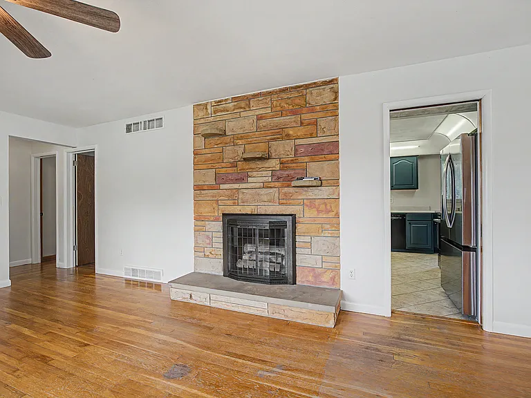3707 E 4th St — Photo 15