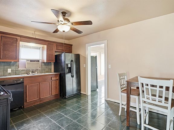 3rd image of 402 3rd St