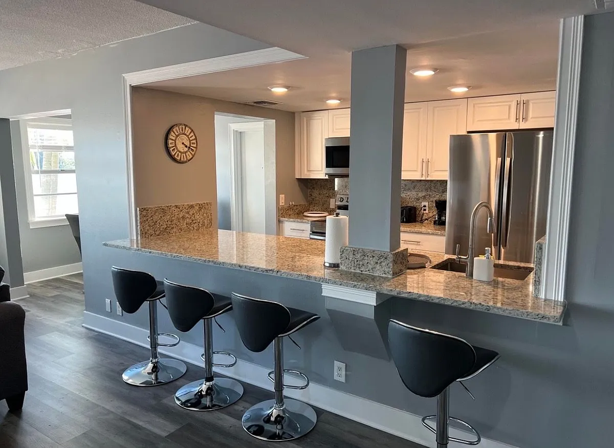 Plenty of Day Light - 1060 Crystal Lake Dr #103