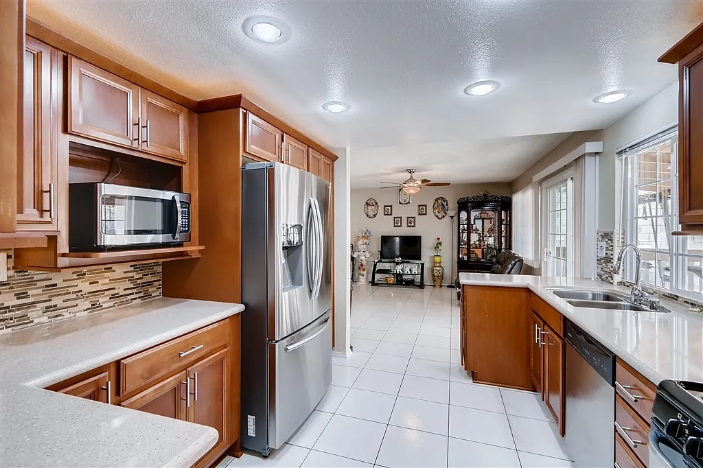4 bed, 2.5 bath, 1747 sqft, $4,500 — Photo 3