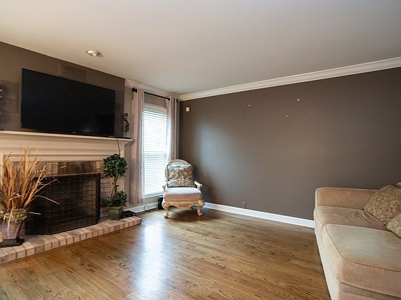 4th image of 241 Lorraine Cir