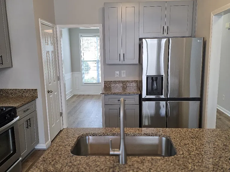 1901 Durwood Ln — Photo 2