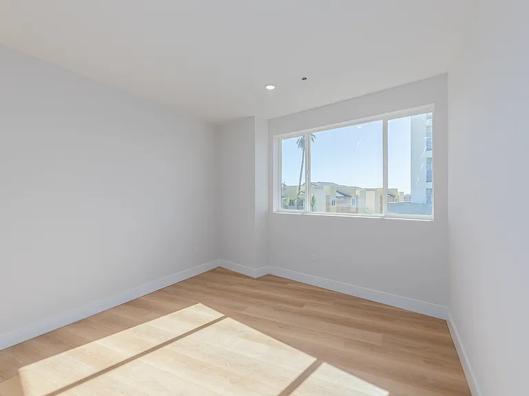Pacific Heights II — Photo 17
