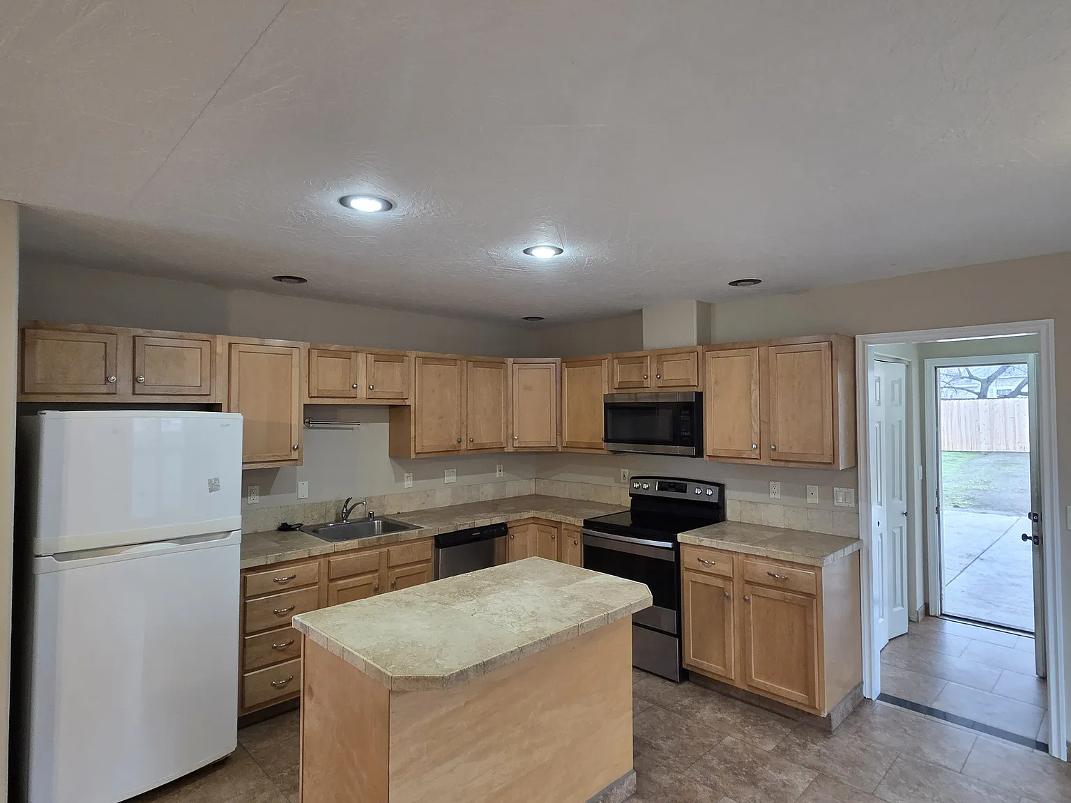 3 bed, 1340 sqft, $1,950 — Photo 4