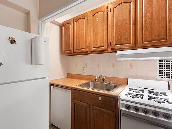 4th image of 1420 York Ave #5NN