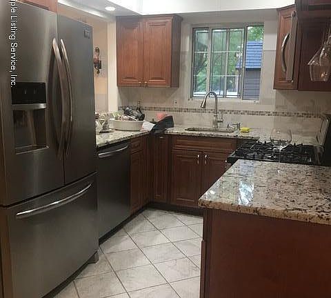 4th image of 256 Corona Ave