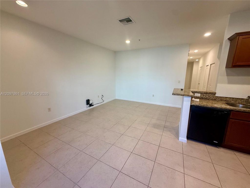 626 SW 3rd Ave, photo 9