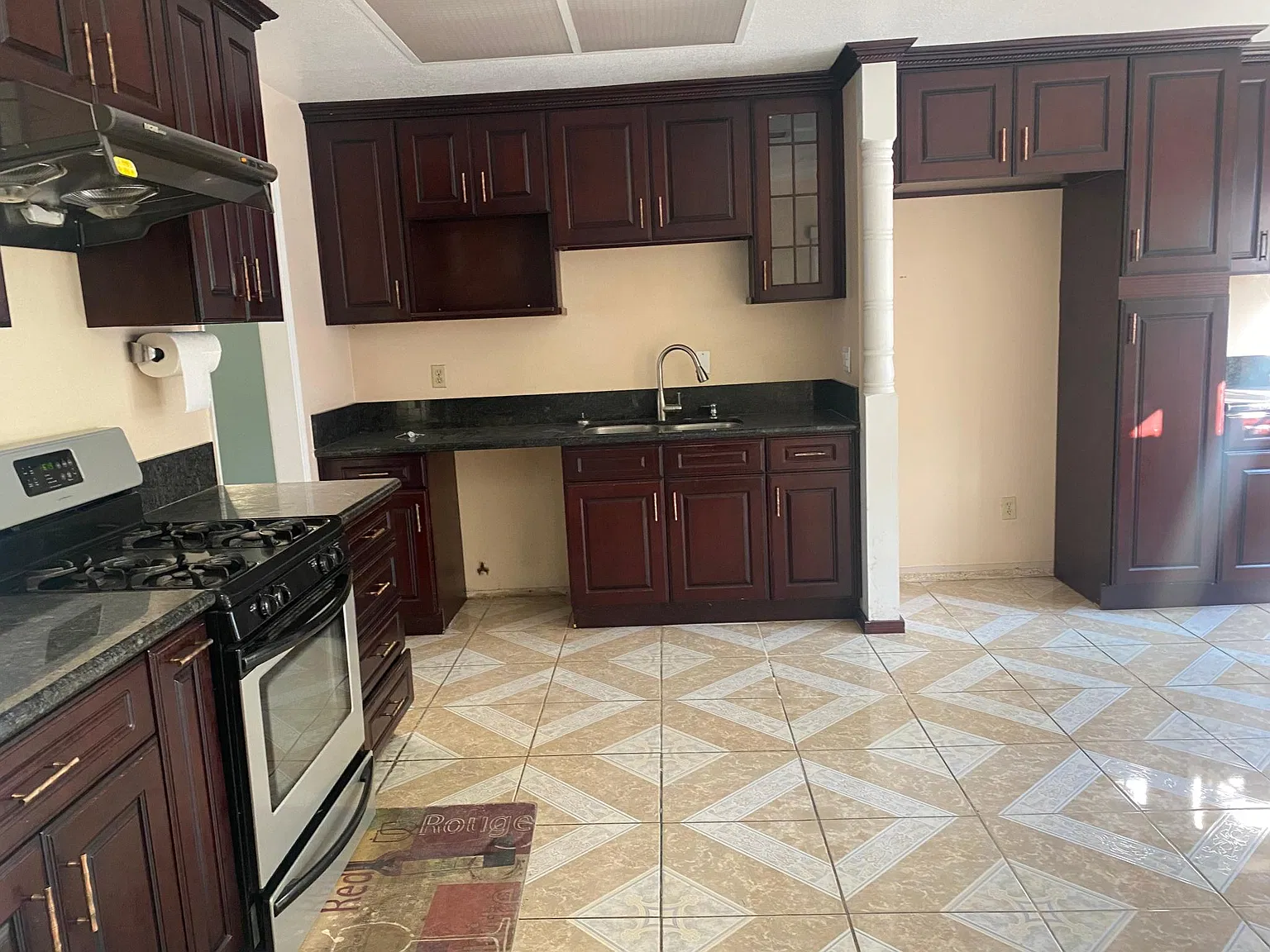 5 bed, 2300 sqft, $3,900 — Photo 3