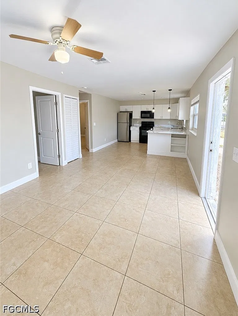 2 bed, 1.0 bath, 3120 sqft, $1,300 — Photo 3