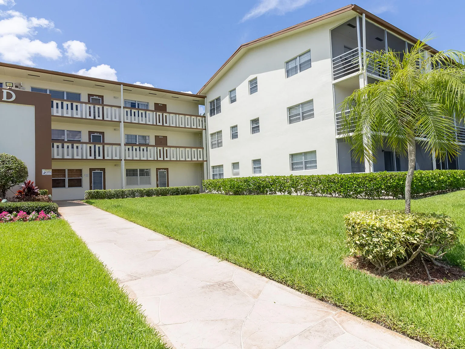 2 bed, 1.5 bath, 840 sqft, $1,600 — Photo 2