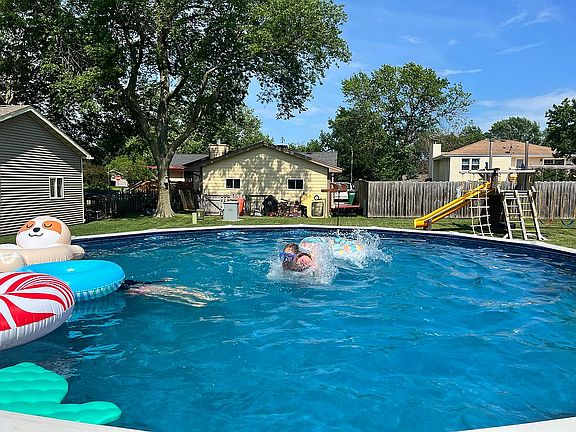 3rd image of 305 Maple Dr