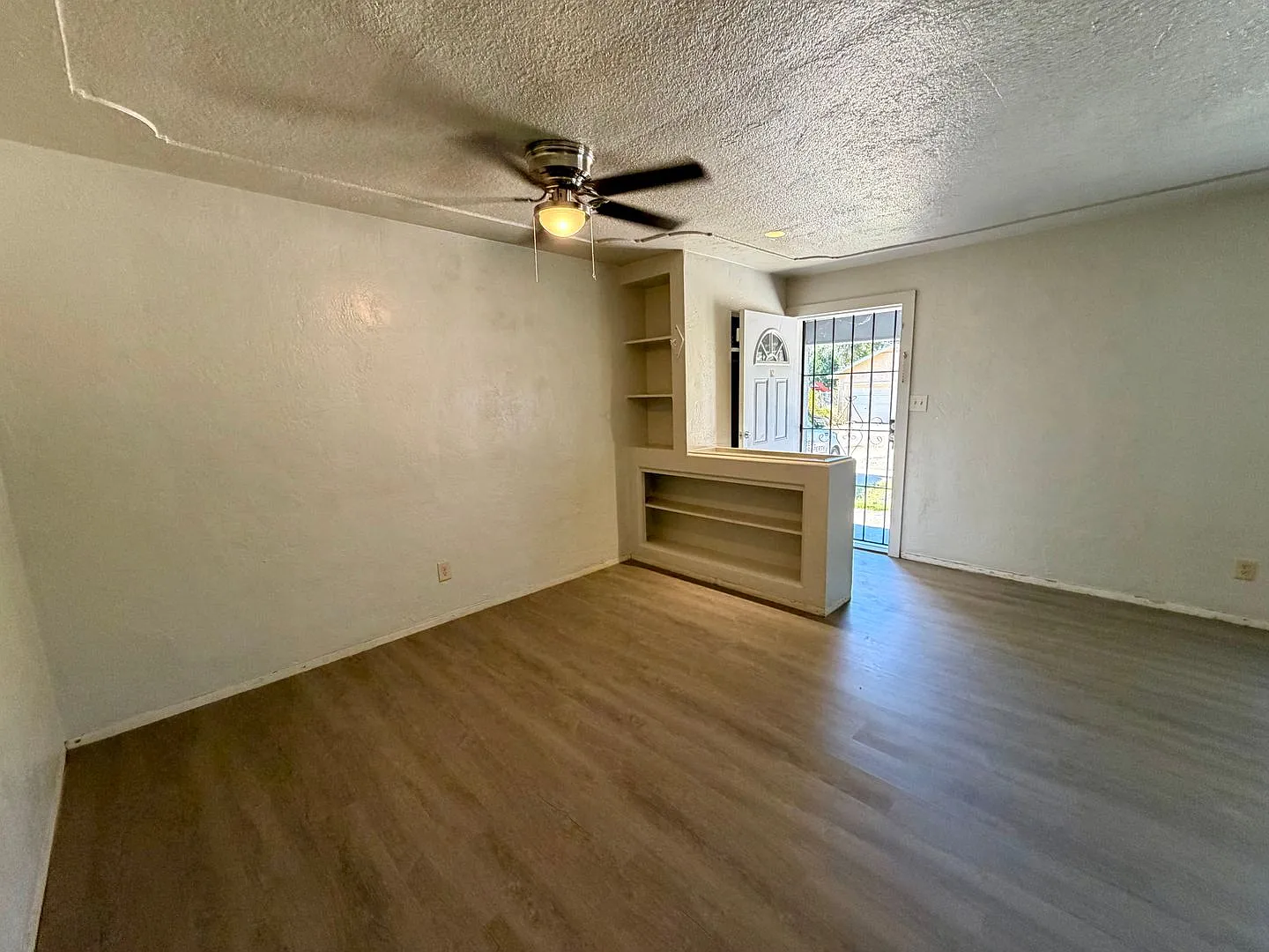 3 Bed 2 Bath House With New Luxury Vinyl Plank Flooring — Photo 3