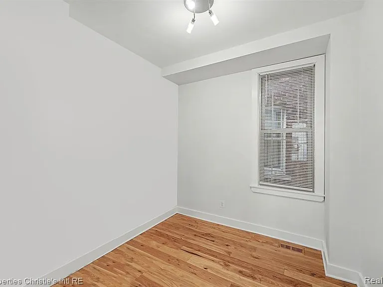 1463 Baldwin St — Photo 6