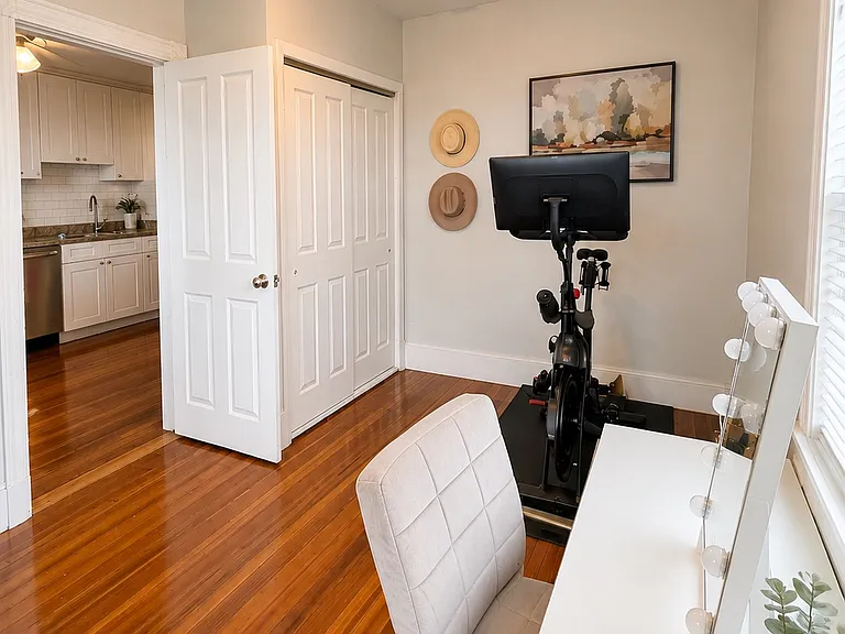 702 E Broadway #2L — Photo 3
