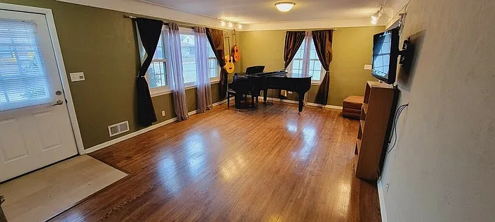 4 bed, 2.0 bath, 2006 sqft, $2,649 — Photo 3
