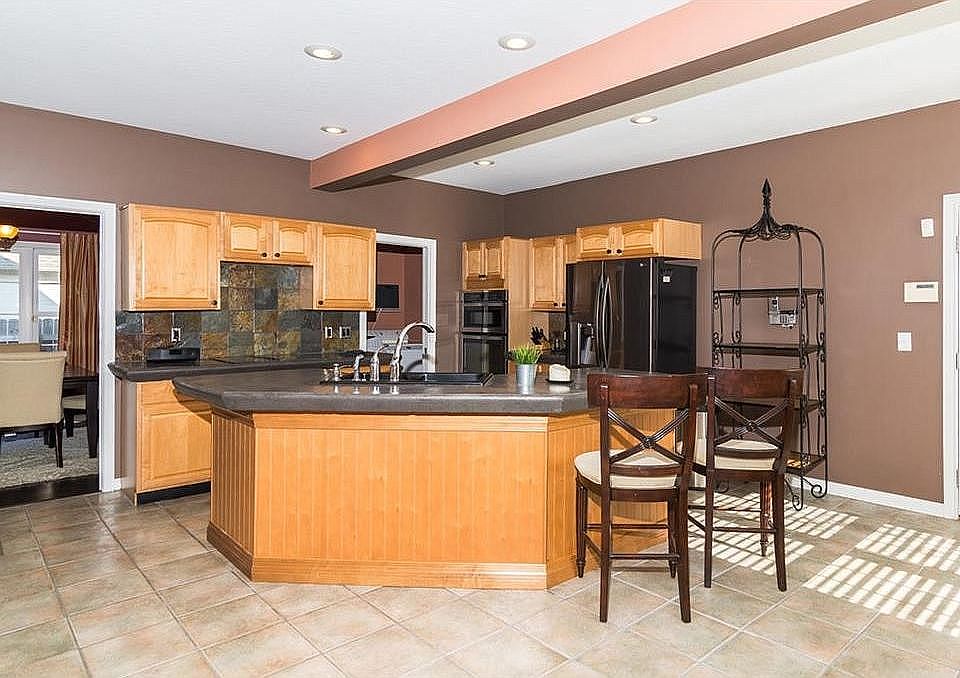 Kitchen w/ large island