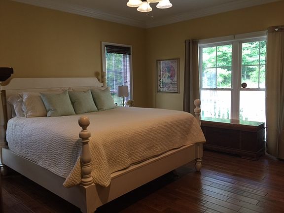 Master bedroom (king bed)