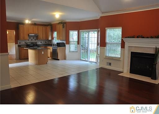4th image of 78 Hollywood Ave Unit 1