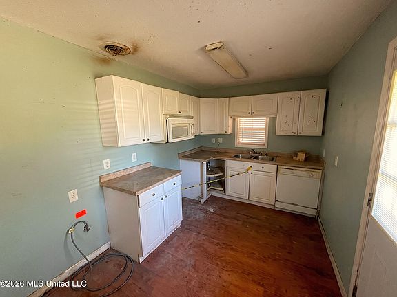 2nd image of 205 Willow Dr