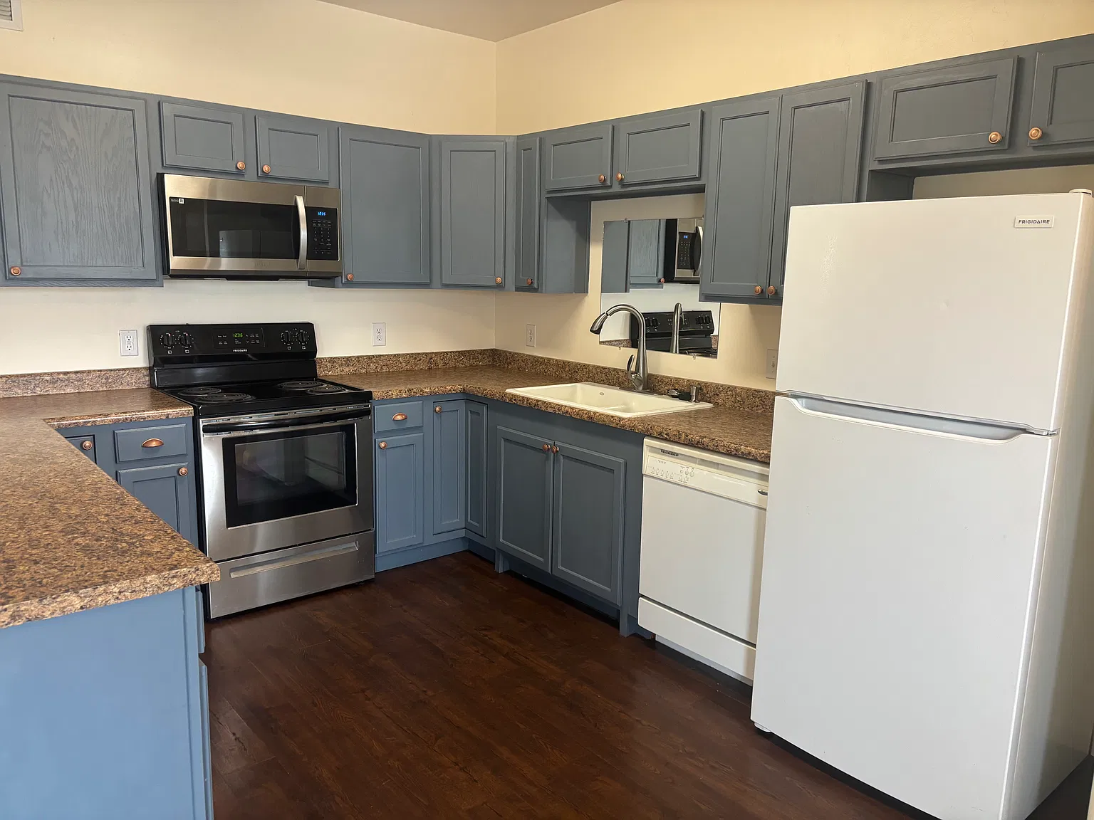 2 bed, 1043 sqft, $1,650 — Photo 1
