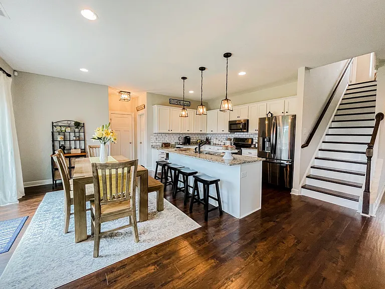 1010 Vanguard Dr — Photo 6