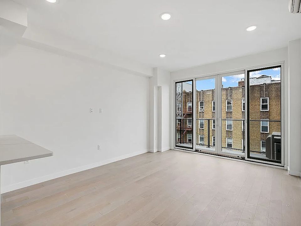 1st image of 1657 E 19th St #601