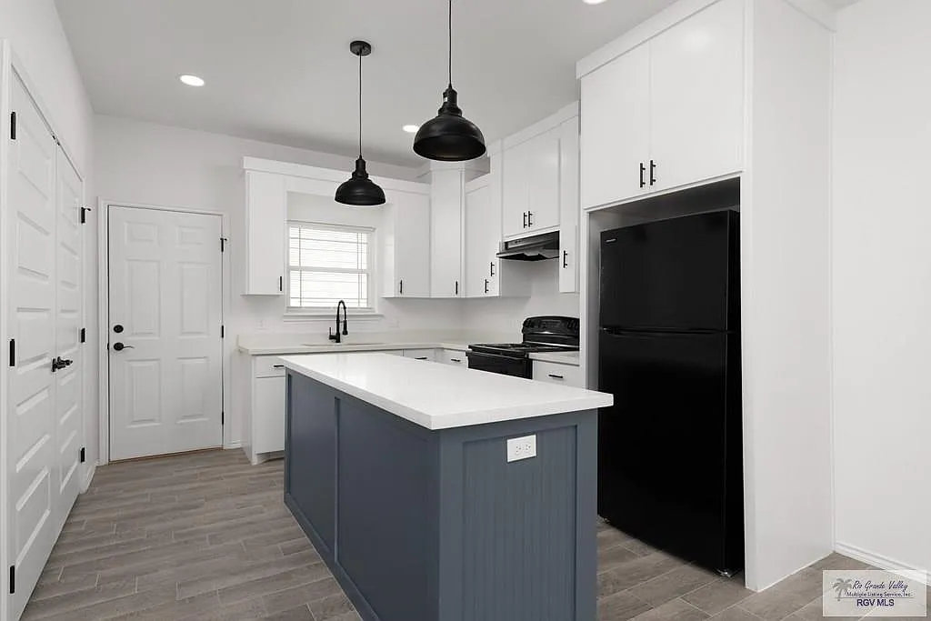 2 bed, 1.5 bath, 992 sqft, $999 — Photo 2