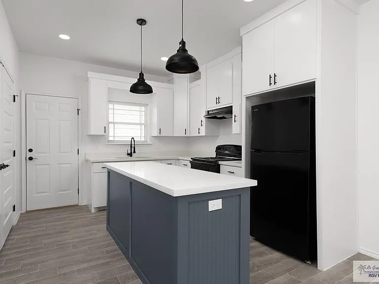 405 Lion'S Villa Ave #14 — Photo 2