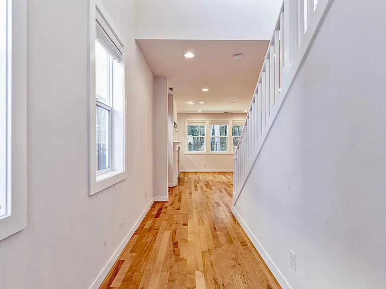 1693 NE Falls Dr — Photo 6