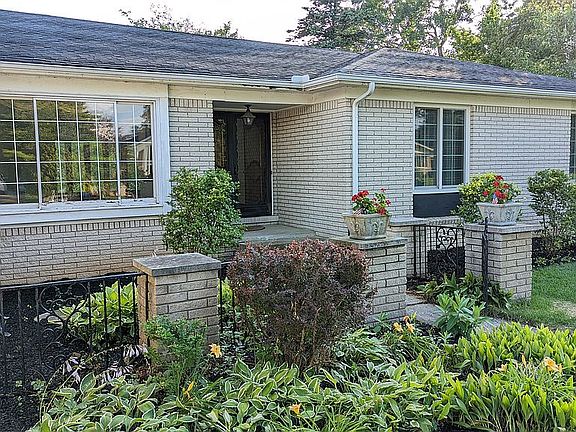 2nd image of 733 Sunnybeach Dr