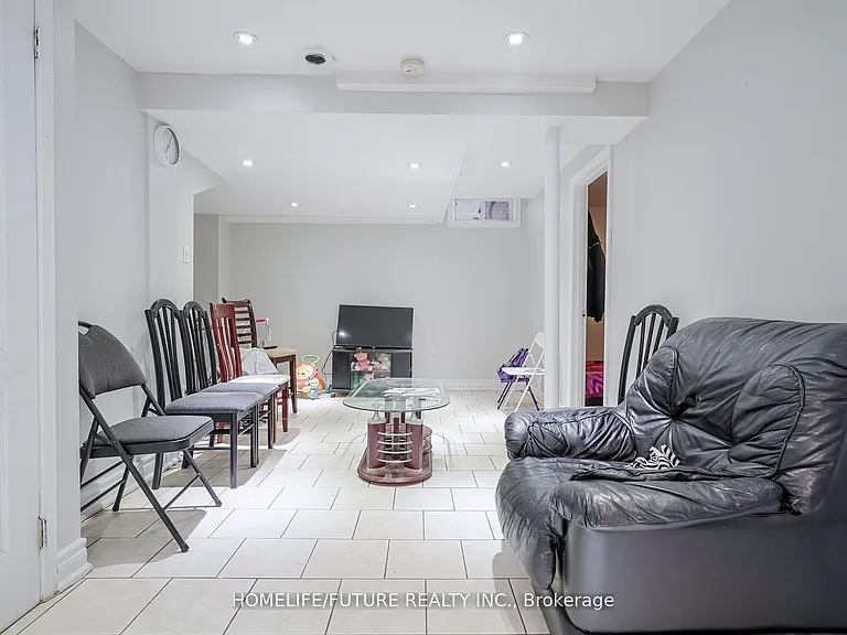 47 Carisbrooke Sq #BASEMENT — Photo 5