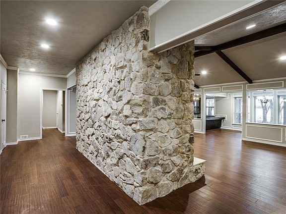 5th image of 2624 Lakewood Dr