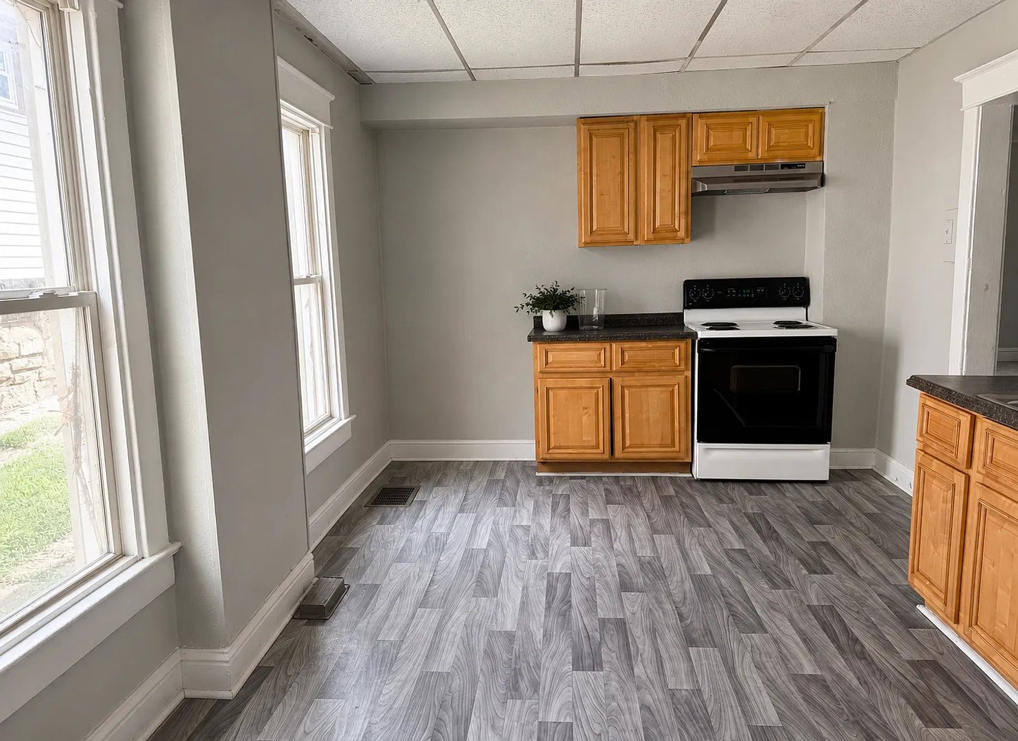 Cozy 2-Bedroom Home For Rent! — Photo 2