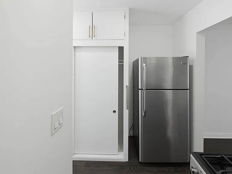 869 W 41st St #7 — Photo 2