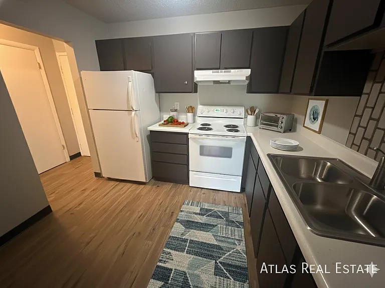 312 W Alabama Ave — Photo 2
