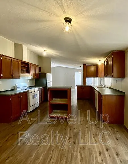 315 W Lee St — Photo 8