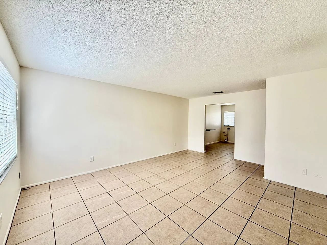 2 bed, 864 sqft, $1,400 — Photo 3