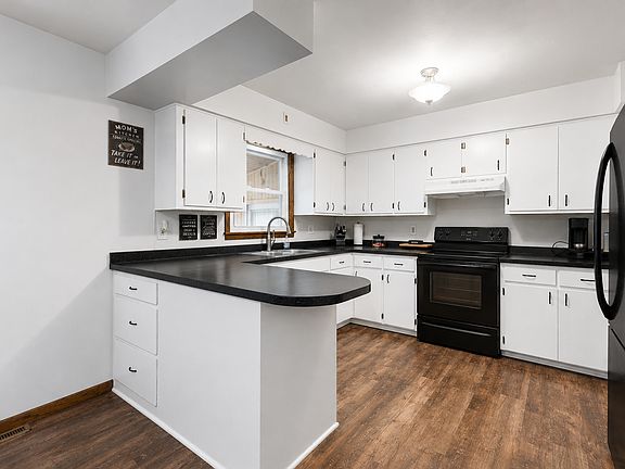 4th image of 1516 Wellington Cres