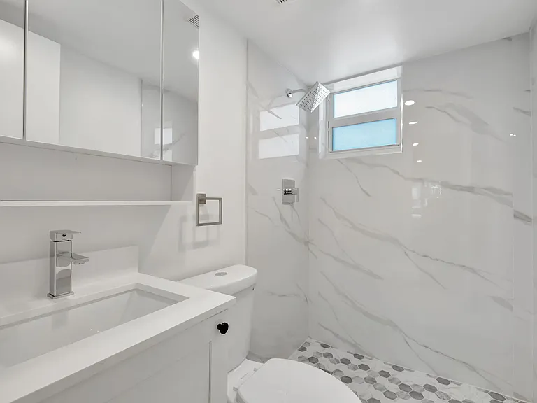 1260 SW 4th St #3 — Photo 5
