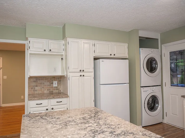 2945 Harcourt Dr — Photo 8