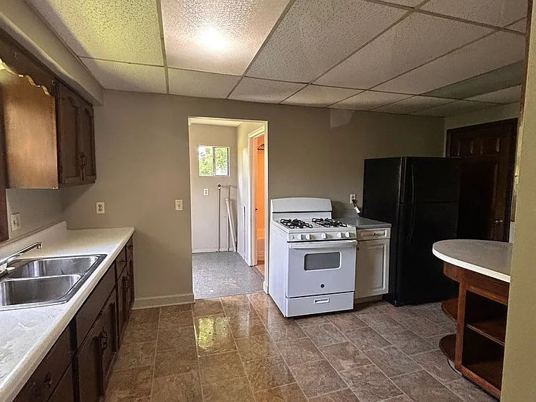 2405 Poinsette Dr — Photo 3
