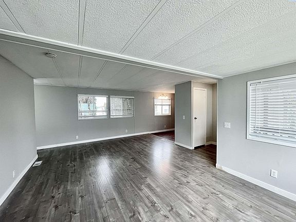 3rd image of 198 Crestwood Dr
