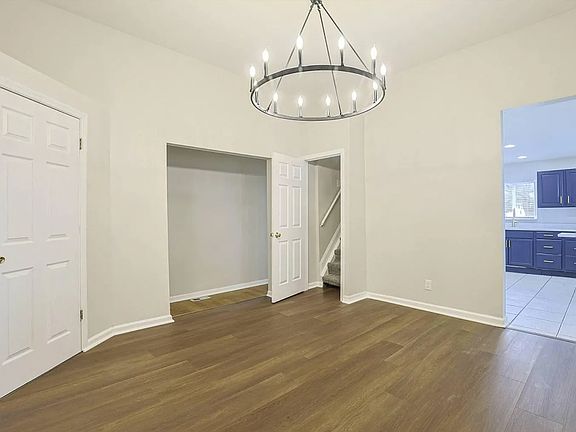 5th image of 315 Adela Ave