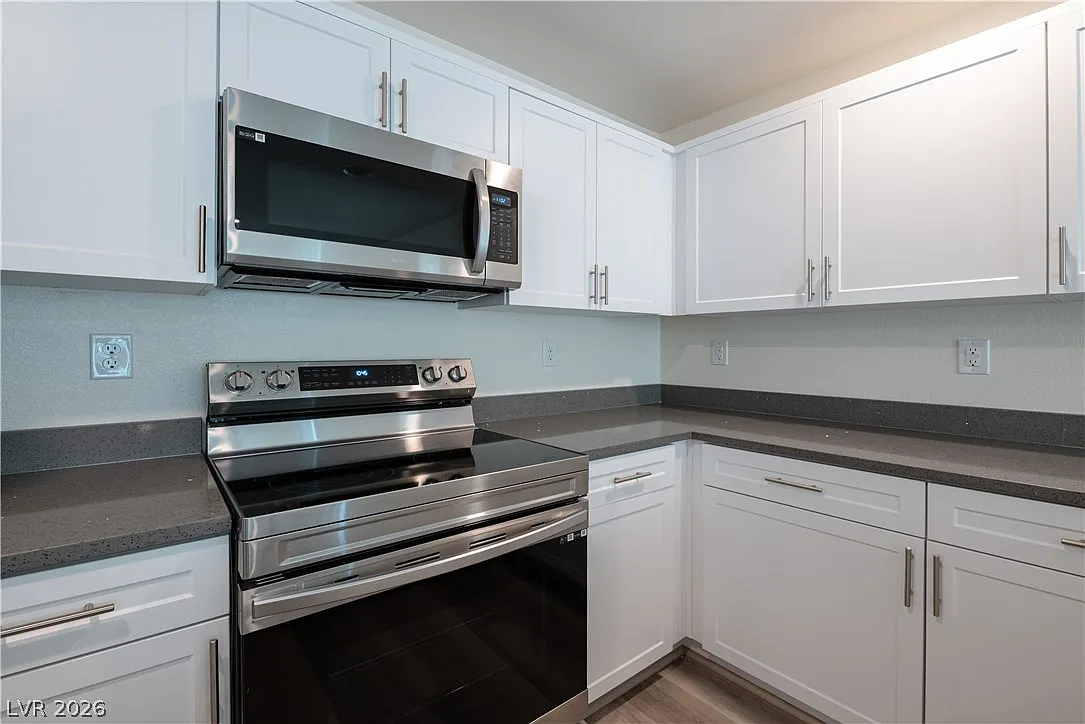 3 bed, 2.5 bath, 1764 sqft, $2,400 — Photo 2