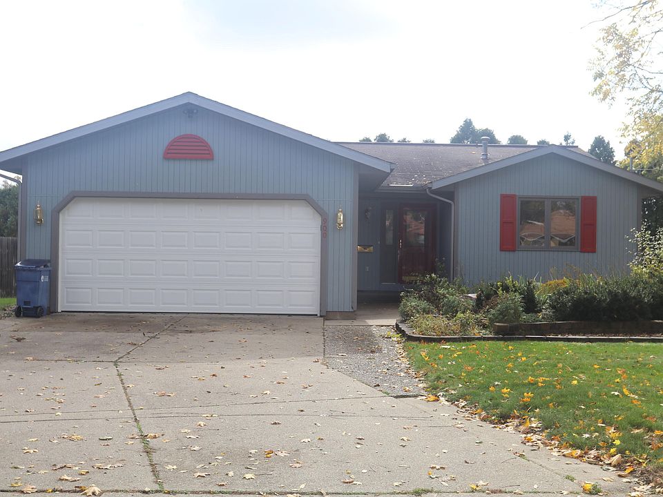 1st image of 900 Everglade Dr SE