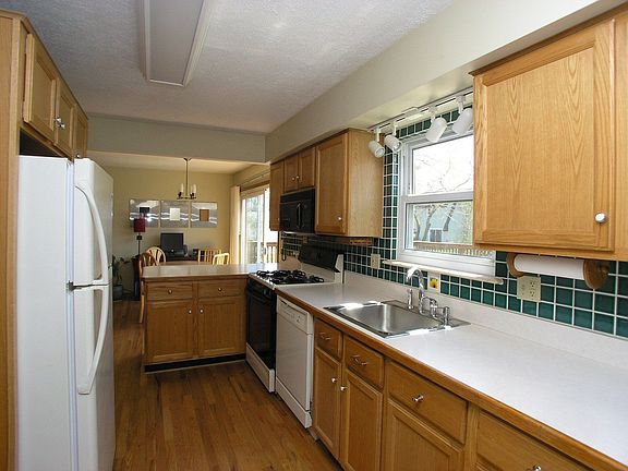 5th image of 44651 Albert Dr