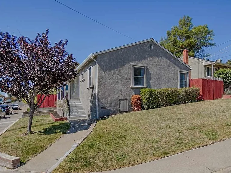 4380 Moreland Dr — Photo 2