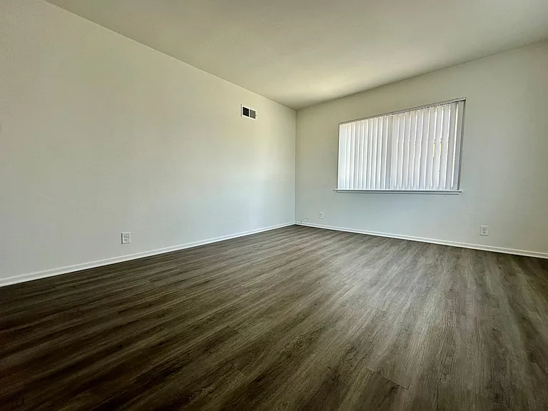 12516 Truro Ave — Photo 5