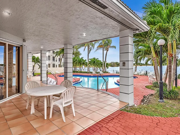 2831 N Oakland Forest Dr — Photo 41